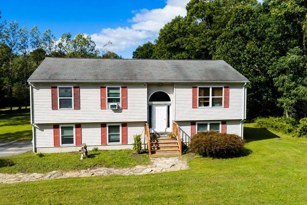 96 Mendall Rd, Acushnet