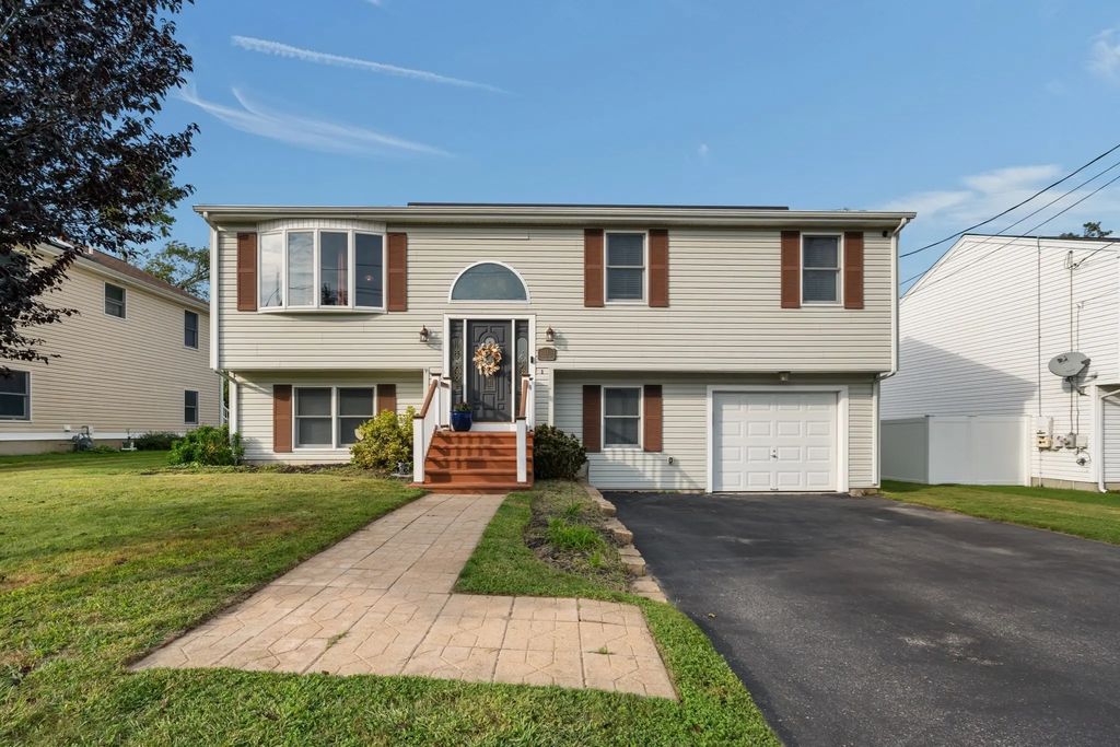 52 Family Dr, Fall River
