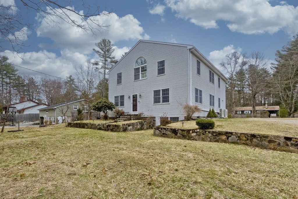 16 Poole Rd, Belchertown