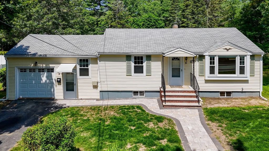 9 Hinckley Rd, Tewksbury