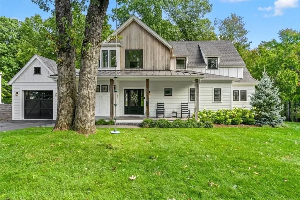 9 Pioneer Rd, Hingham