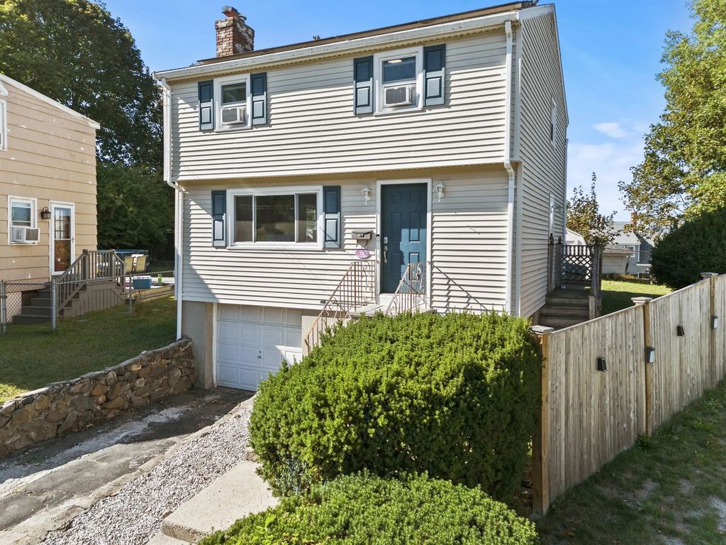 18 Thompson Ln, Lynn