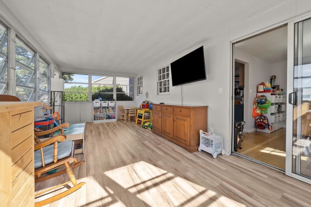 18 Thompson Ln, Lynn