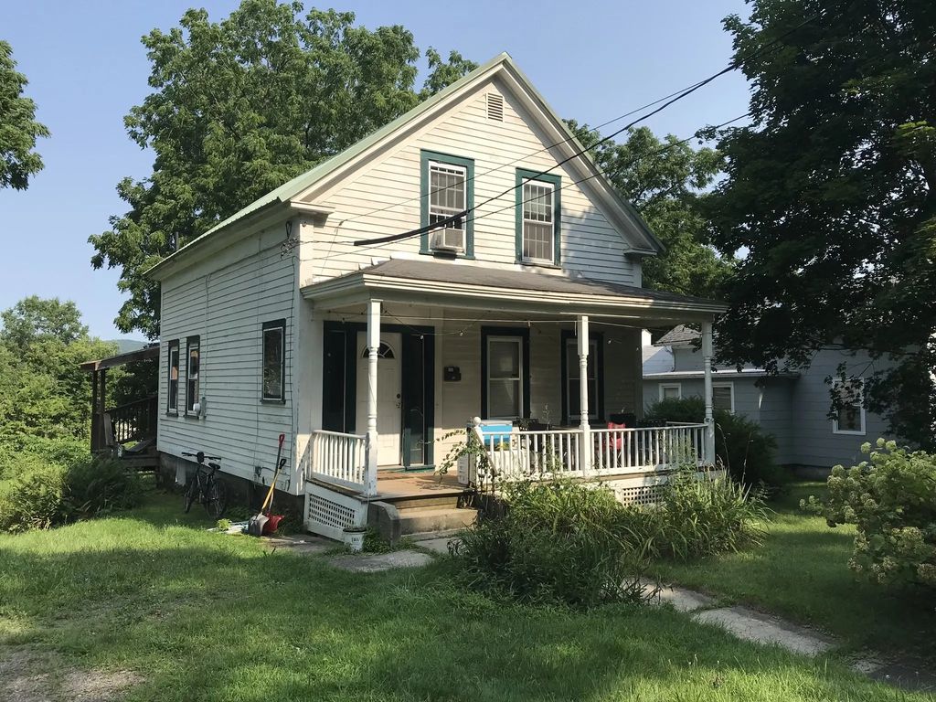 48 Railroad St, Amherst