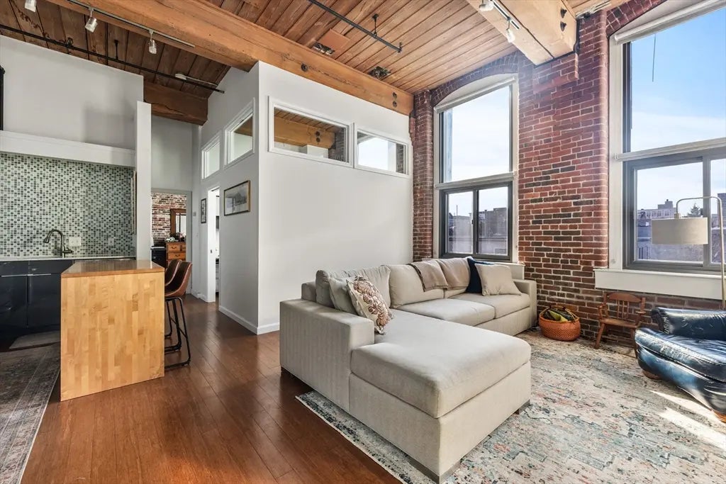 320 West 2nd St #413, Boston