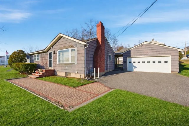 767 Riverside Dr, Methuen