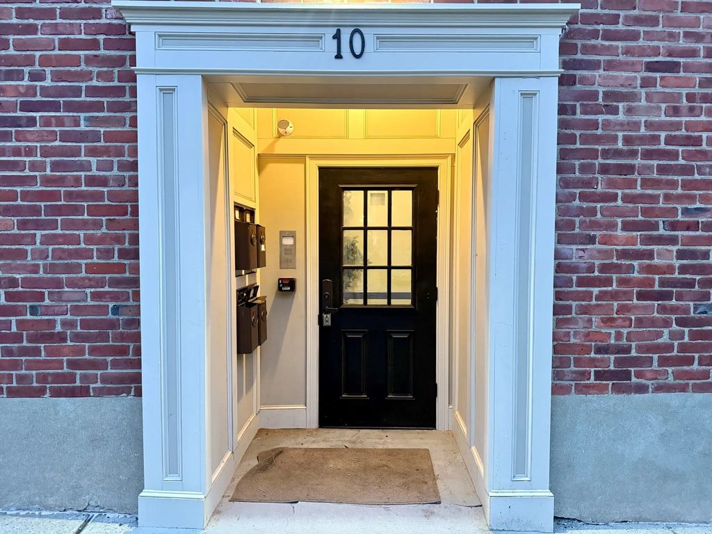 10 Leyden St #1, Plymouth