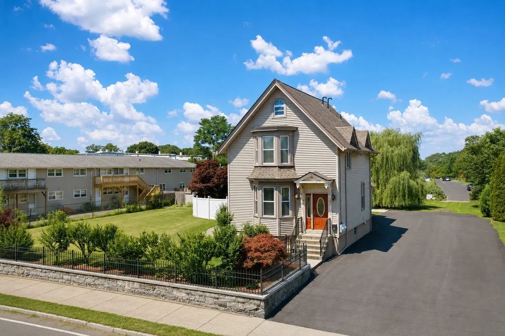 167 Center St, Ludlow