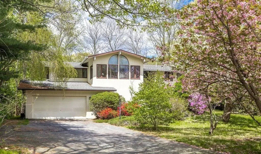 58 Solomon Pierce Rd, Lexington
