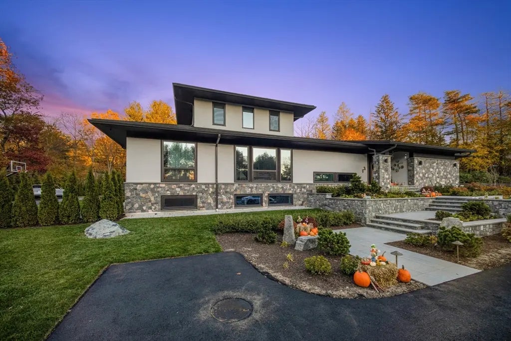 15 Myles Standish Rd, Weston