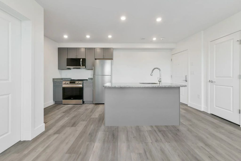 585 Essex St #718, Lynn