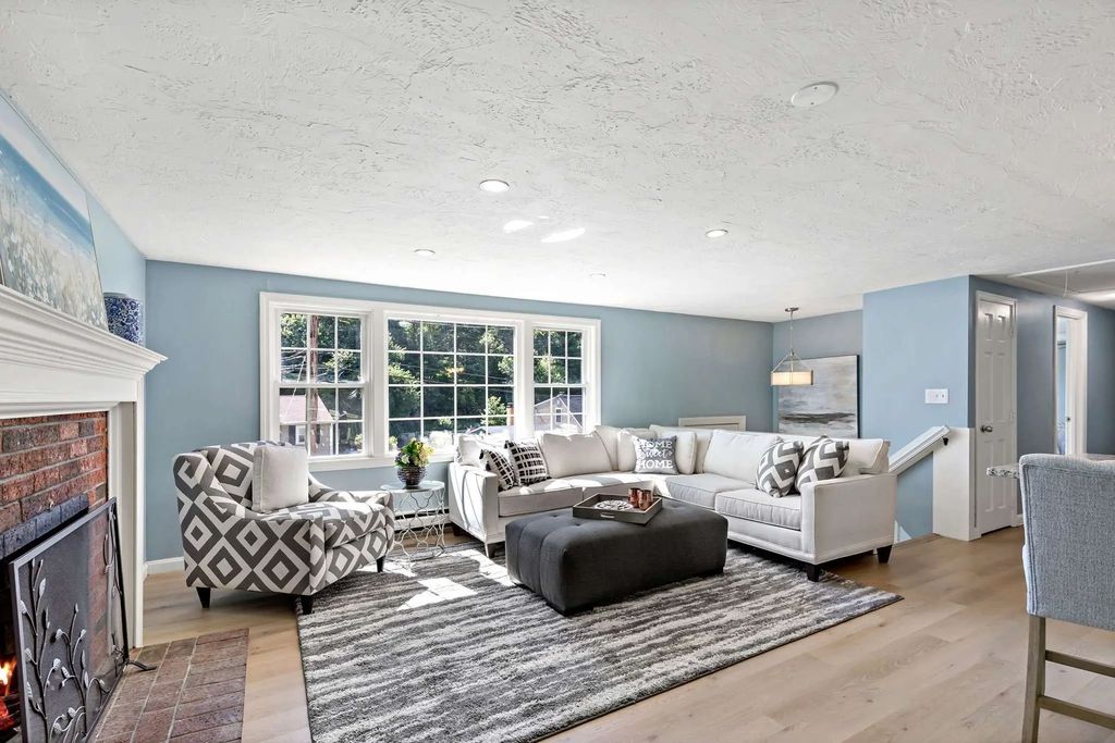 34 Surrey Dr, Plymouth