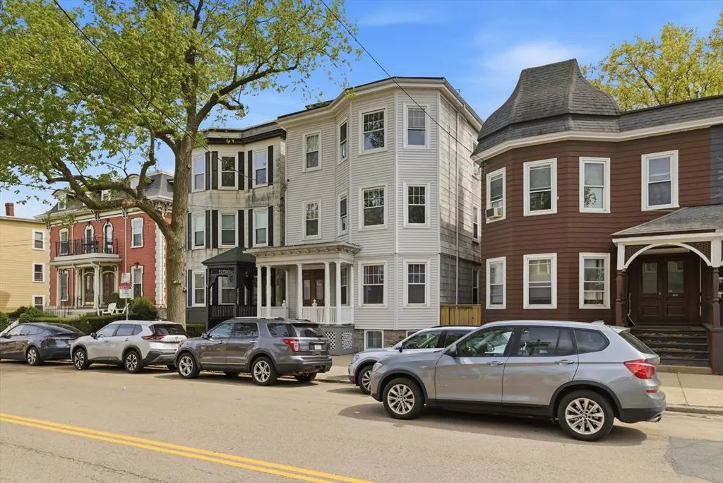 897 East Broadway, Boston