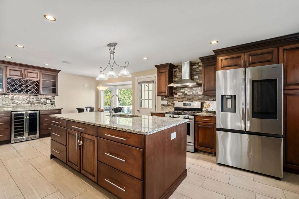 16 Bacon Rd, Framingham