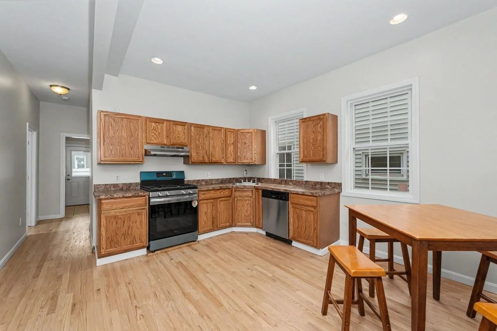 55 4th St #57, Lowell