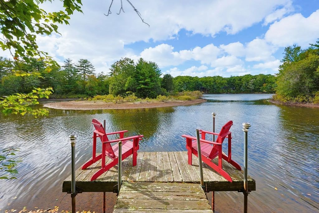 2415 Bay Rd, Sharon