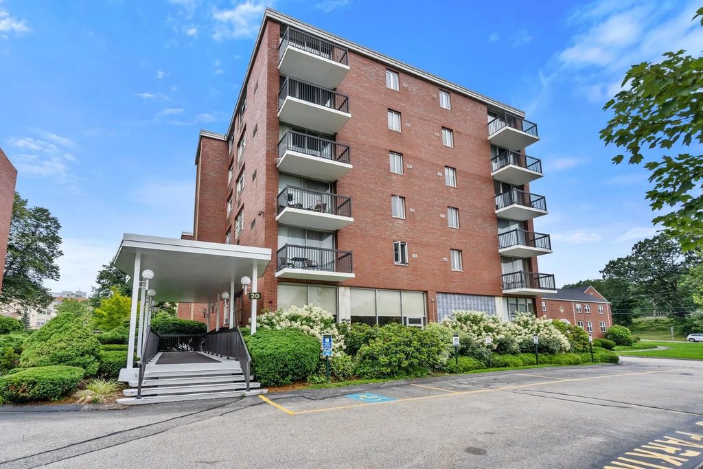20 Hammond Pond Parkway #504, Newton