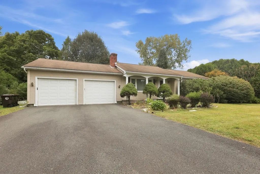 617 River Rd, Agawam