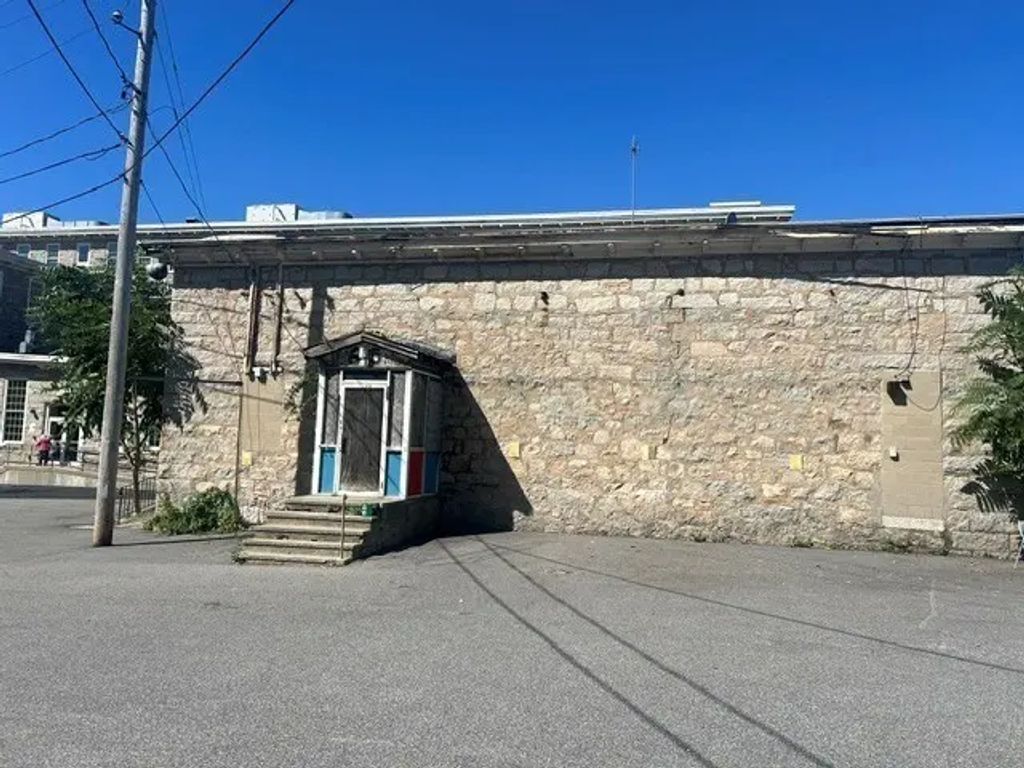 65 Alden St, Fall River