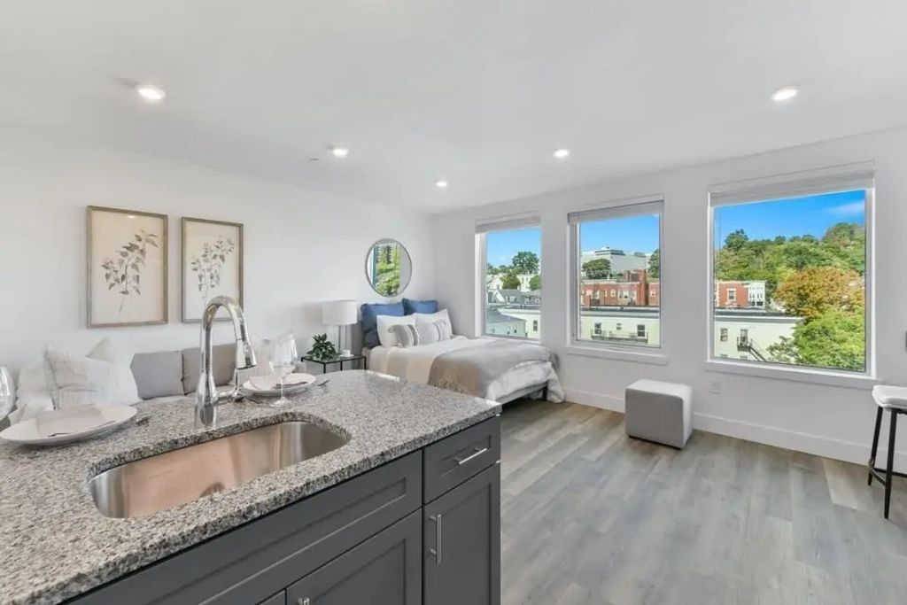 585 Essex St #815, Lynn