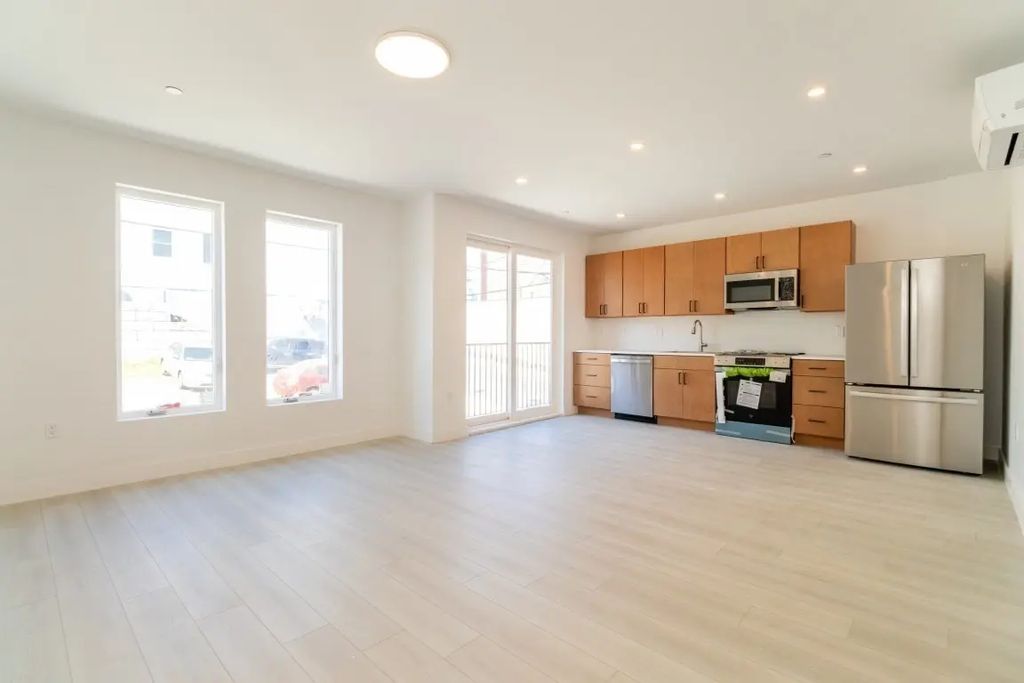 150 Williams #14, Chelsea