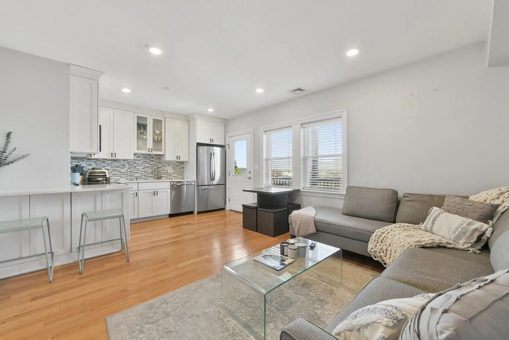 214-216 E Eagle St #5a, Boston