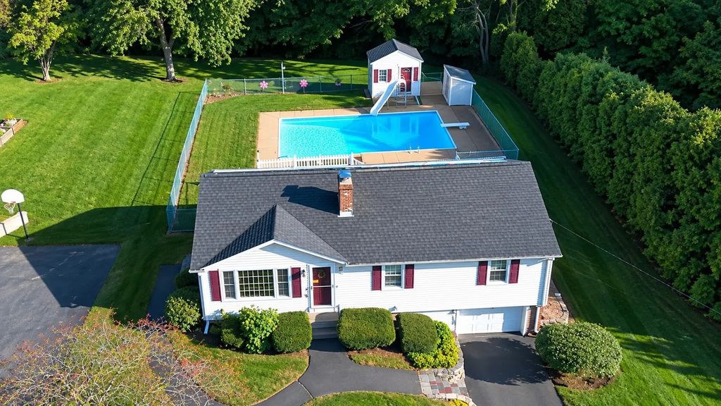 14 Brentwood Dr, Leominster