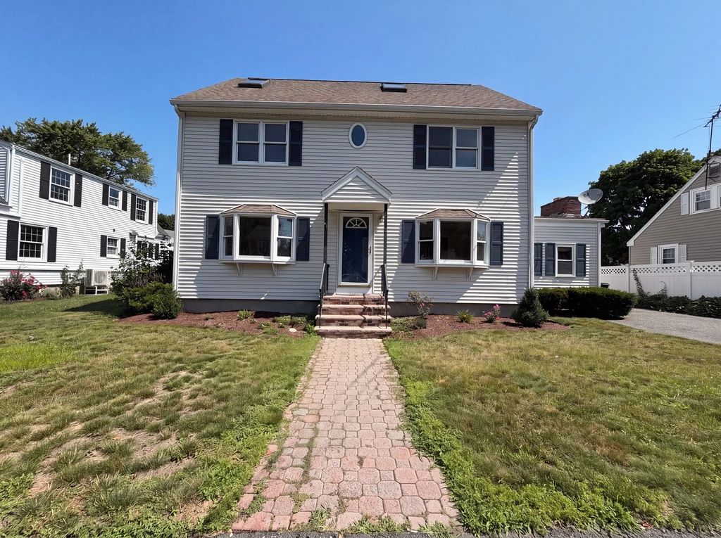 4 Macarthur Cir, Peabody