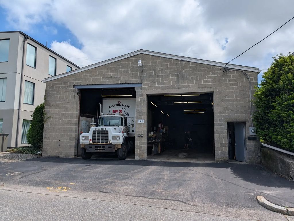 142 W Boylston Dr, Worcester