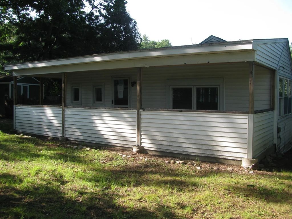 128 N Lake Ave, Southwick