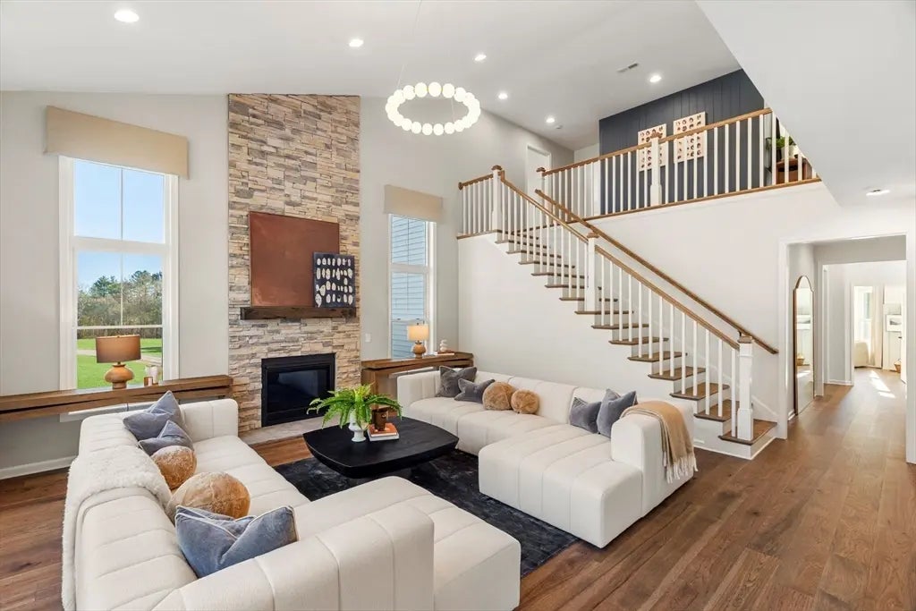 24 Lloyd Circle #34, Norton