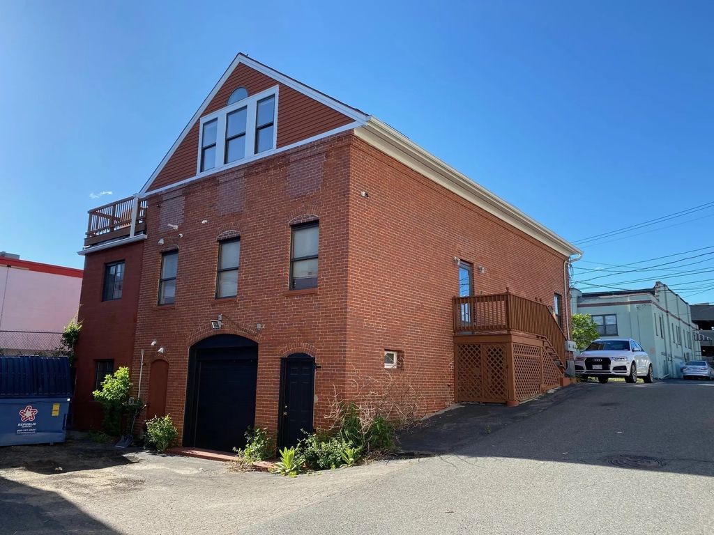 56 Park St, Framingham