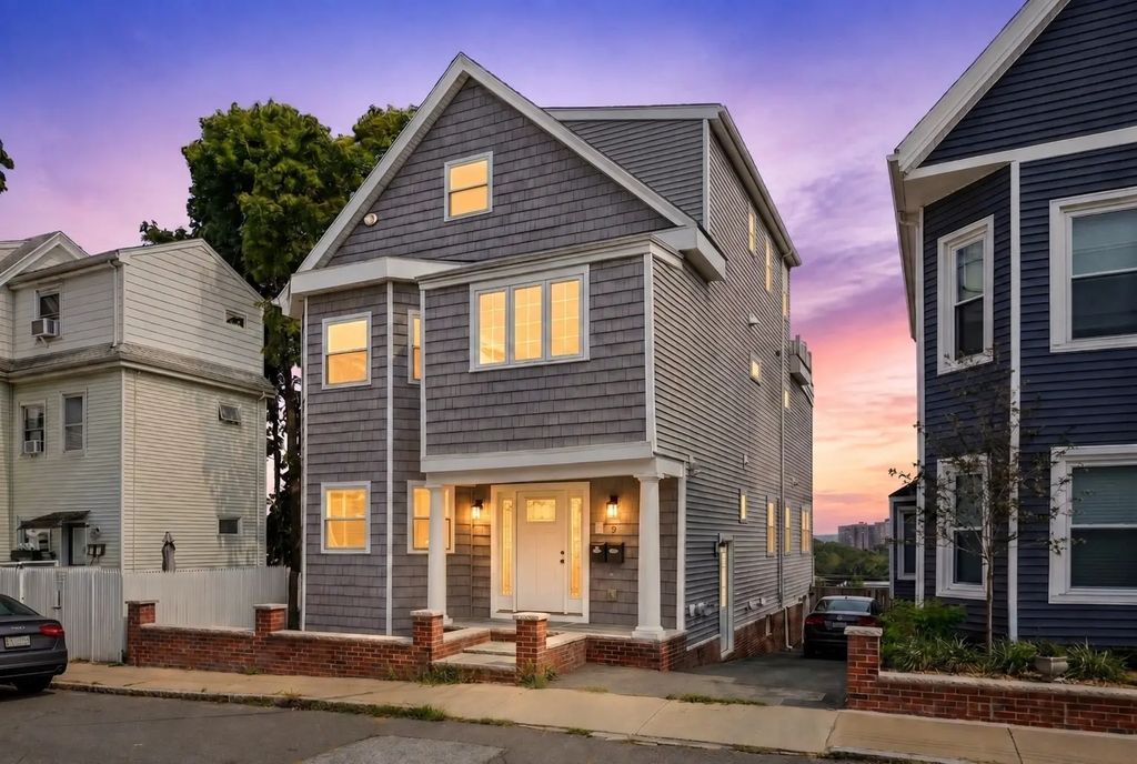 8 Leyden Ave #8, Medford
