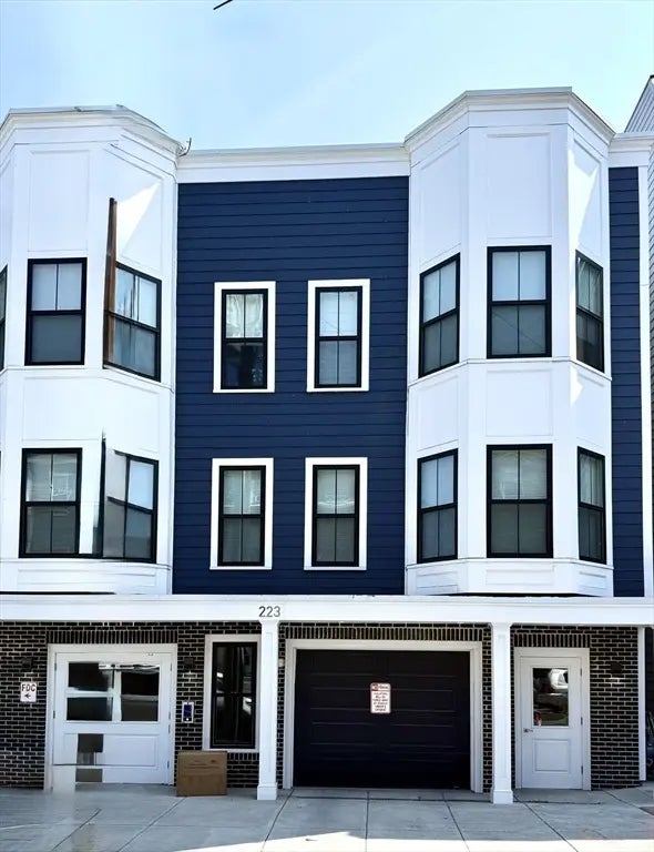 223 Saratoga St #203, Boston