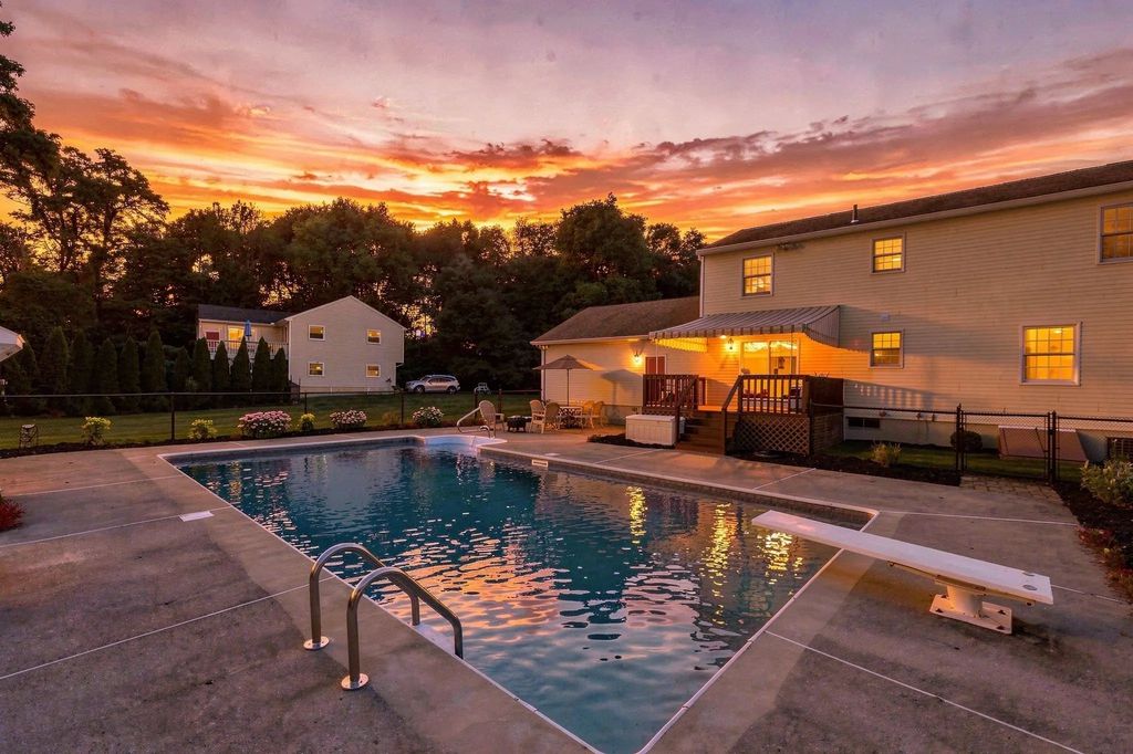 89 Zachary Ln, Agawam