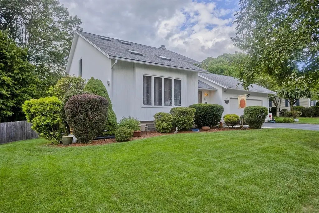 23 Scott Hollow Dr, Holyoke