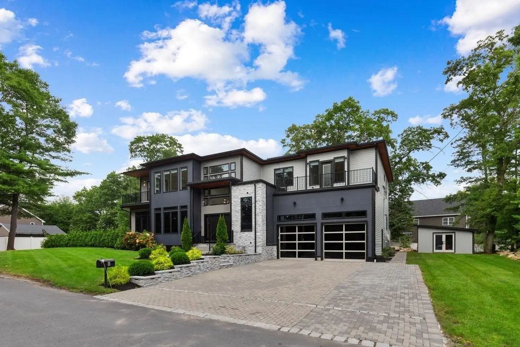 8 Jonathan Road, Burlington