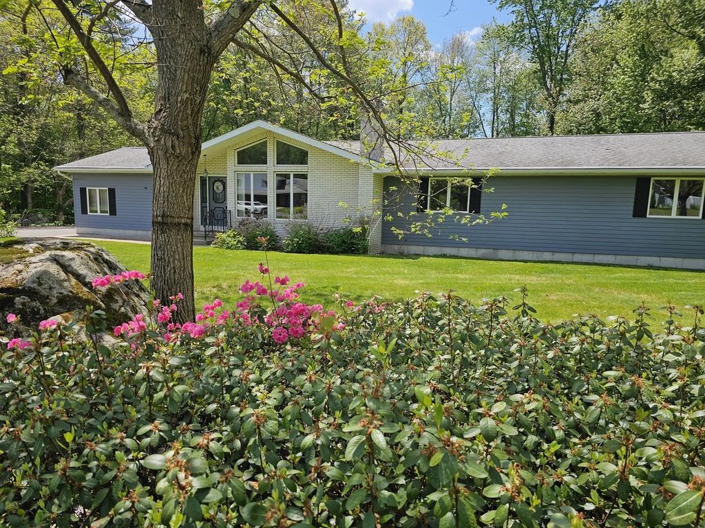 80 Elizabeth Dr, Ludlow