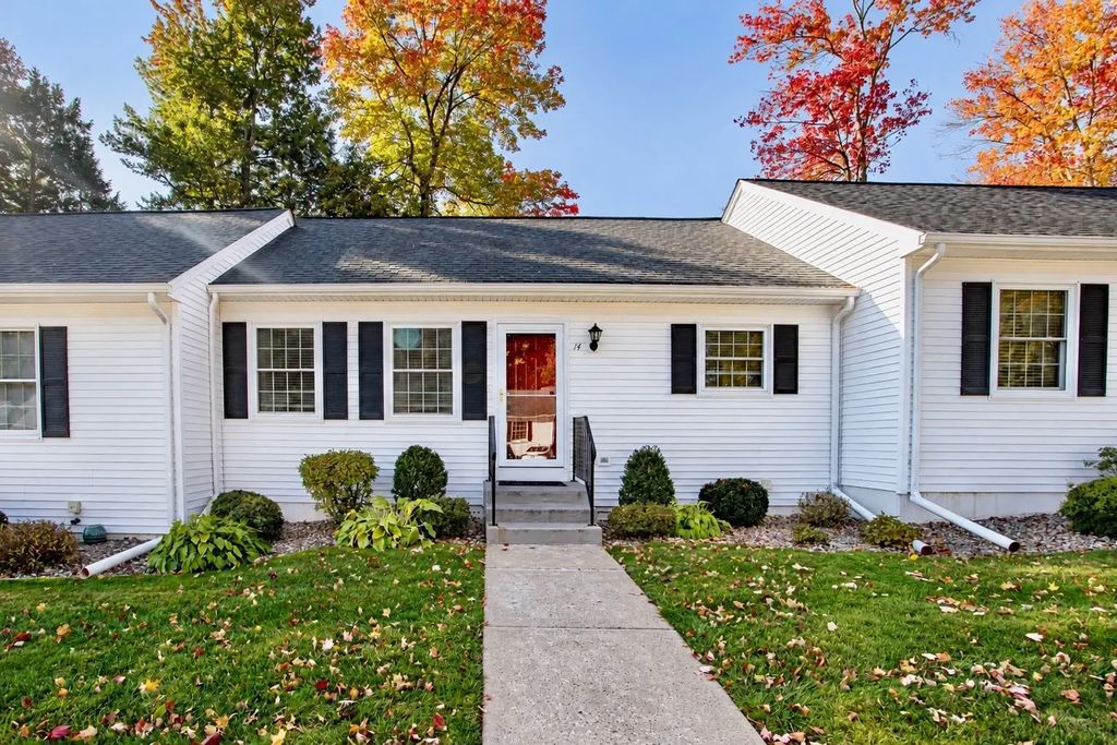 14 Rosewood Lane #14, Southwick
