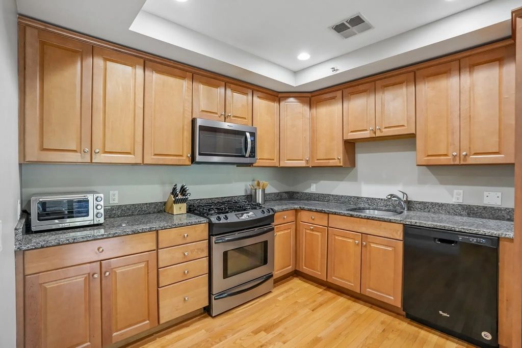 328 Copeland St #3a, Quincy