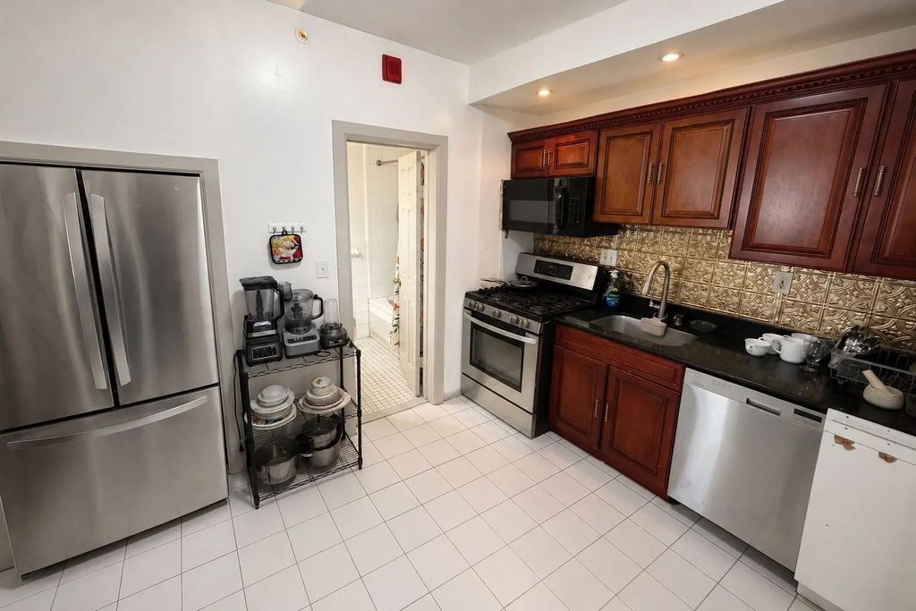 285 Lynn Shore Dr #101, Lynn