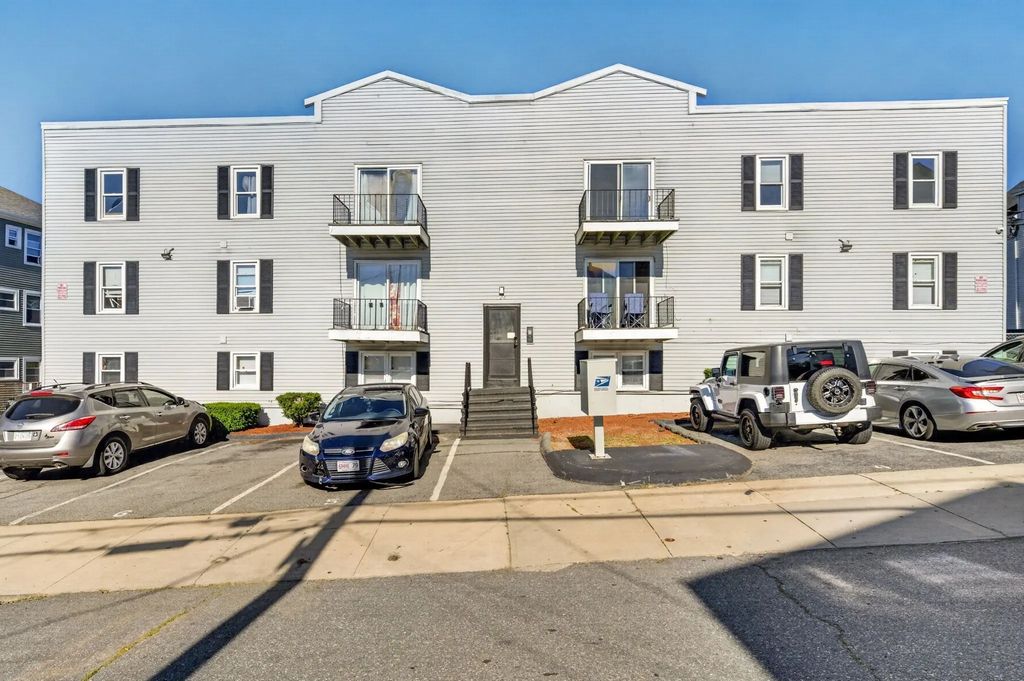 526 3rd St, Fall River