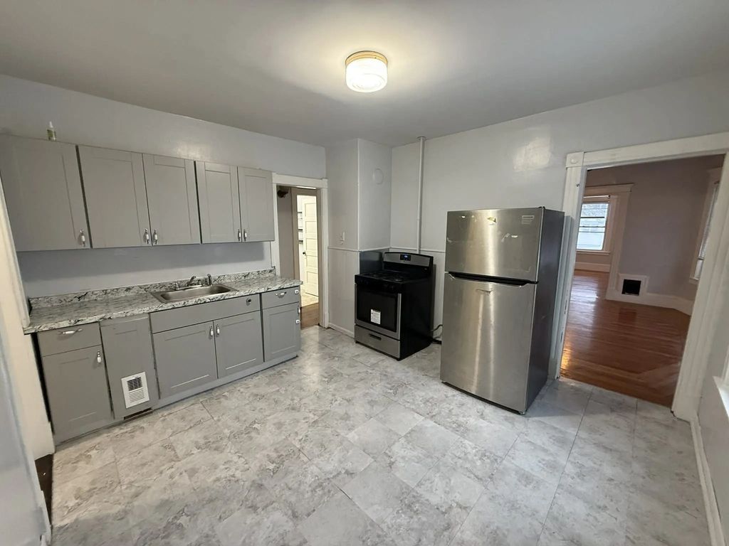 190 Oak #2nd Fl, Springfield
