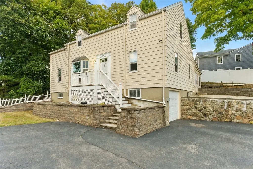 380 Cross St, Winchester