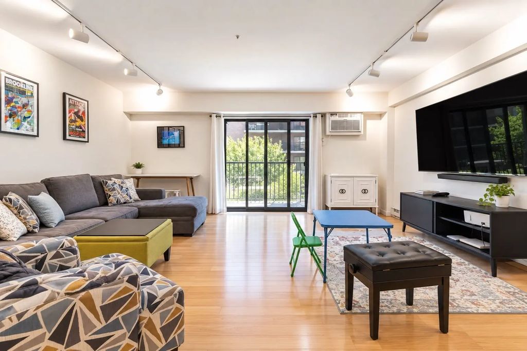 135 Pleasant St #201, Brookline