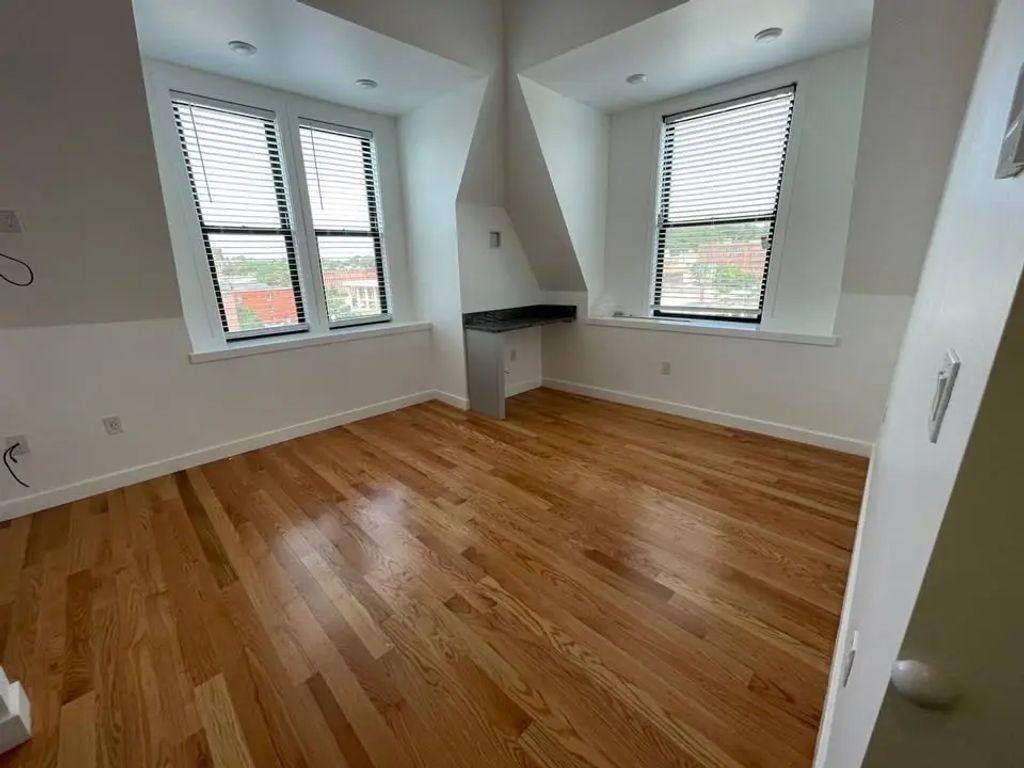 64 Market St #605, Lynn
