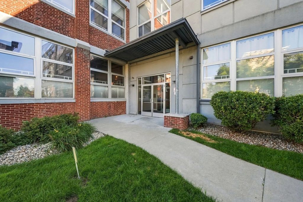 120 Holmes St #318, Quincy