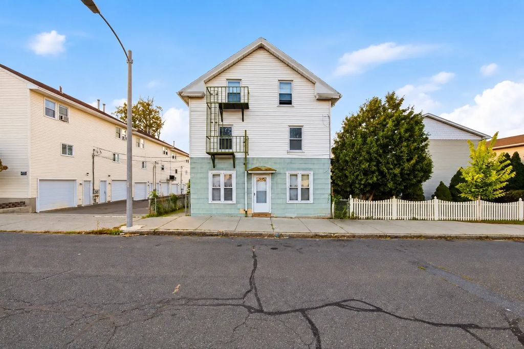 77 Walnut St, Holyoke