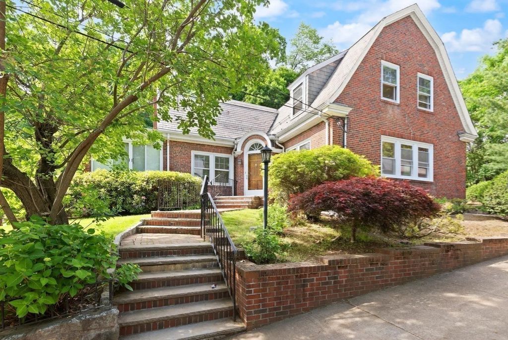 35 Arden Road, Watertown