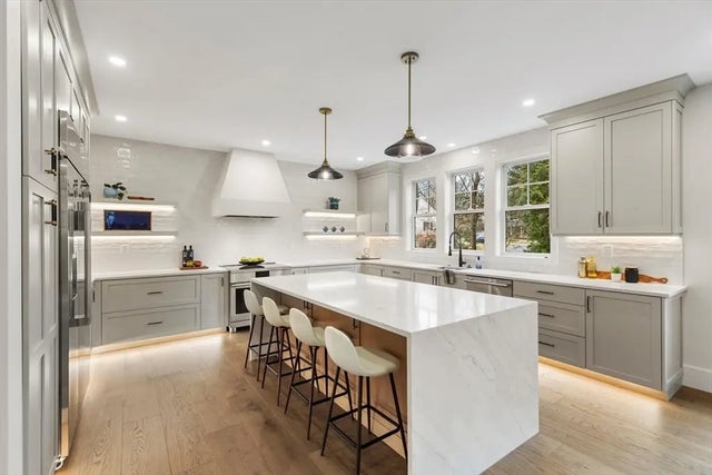 16 Estabrook Road, Lexington